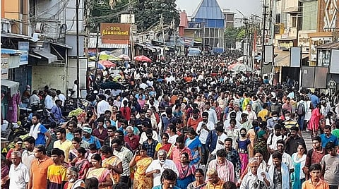 திருவண்ணாமலையில் சித்ரா பவுர்ணமியையொட்டி இன்று மாலை கிரிவலம் சென்ற பக்தர்கள். படங்கள்: இரா.தினேஷ்குமார்