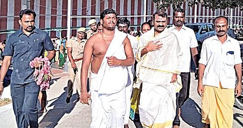 திருச்செந்தூர் கோயிலில் மத்திய இணையமைச்சர் எல்.முருகன் சுவாமி தரிசனம் செய்தார்.
