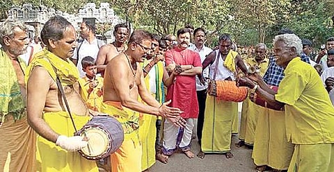 அலிபிரி அருகே செங்கல்பட்டை சேர்ந்த தமிழக பக்தர்கள் பக்தி பாடல்கள் பாடியபடி தங்கள் எதிர்ப்பை தெரிவித்தனர்.