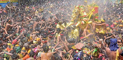 2 ஆண்டுகளுக்குப் பிறகு மதுரை சித்திரை திருவிழா கோலாகலம் - `கோவிந்தா...கோவிந்தா' முழக்கத்துடன் பல லட்சம் பக்தர்கள் தரிசனம்