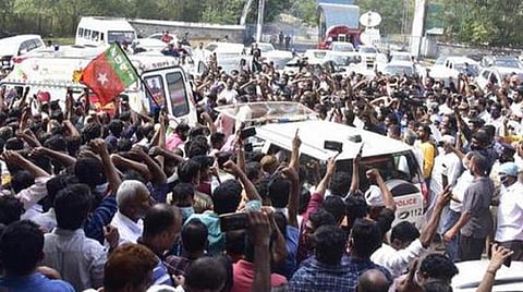 பதறவைக்கும் பாணியில் சித்தாந்தப் படுகொலைகள்: 'கொலைகளின் தேசம்' ஆகிறதா 'கடவுளின் தேசம்'?