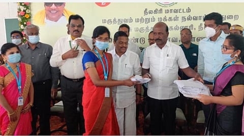 நீலகிரி மாவட்டத்தில் இன்று நடைபெற்ற விழா ஒன்றில் உதகை மருத்துவக்கல்லூரி மாணவர்களுக்கு மக்கள் நல்வாழ்வு மற்றும் குடும்பநலத்துறை அமைச்சர் மா.சுப்ரமணியன் மாணவர்களுக்கு வெள்ளை அங்கி வழங்கினார். உடன் கல்லூரி டீன் மனோகரி, மருத்துவக்கல்வி இயக்குநர் ஆர்.நாராயணபாபு உள்ளிட்ட அதிகாரிகள்.