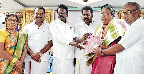கொள்ளிடத்தில் நேற்று நடைபெற்ற ராதாகிருஷ்ணன் விருது பெற்ற ஆசிரியர்களுக்கான பாராட்டு விழாவில் பங்கேற்ற சீர்காழி எம்எல்ஏ பன்னீர்செல்வம், தமிழக ஆரம்பப் பள்ளி ஆசிரியர் கூட்டணி ஒருங்கிணைப்பாளர் தாஸ் உள்ளிட்டோர்.