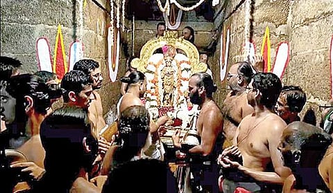 ஐயங்கார் குளம் கிராமப் பகுதியில் உள்ள நடவாவி கிணற்றில் வரதராஜ பெருமாள், தேவி, பூதேவியுடன் எழுந்தருளி பக்தர்களுக்கு அருள்பாலித்தார்.