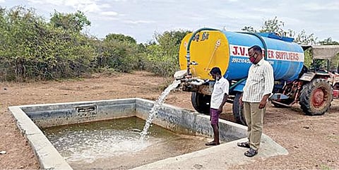 திருப்போரூர் வனப்பகுதியில் அமைக்கப்பட்டுள்ள தண்ணீர் தொட்டியில் தண்ணீர் நிரப்பும் பணிகளில் ஈடுபட்டுள்ள வனத் துறை ஊழியர்கள்.