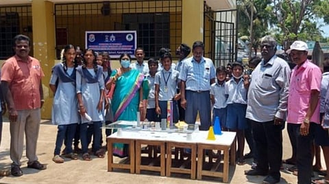 காரைக்கால்மேடு அரசு உயர்நிலைப் பள்ளியில் நிழல் இல்லாத நாள் நிகழ்வை பார்வையிட்ட மாணவர்கள், ஆசிரியர்கள்