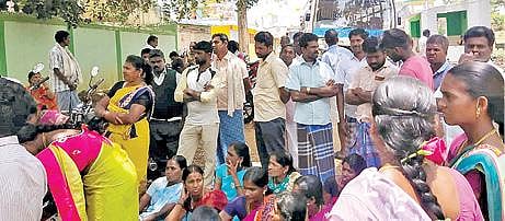 திருப்பத்தூர் அருகே ஜவ்வாதுமலை புதூர்நாடு ஊராட்சியில் உள்ள ஏகலைவா பள்ளியில் அடிப்படை வசதிகள் செய்து தரக் கோரி பள்ளி முன்பாக நேற்று சாலை மறியலில் ஈடுபட்ட பெற்றோர்கள்.