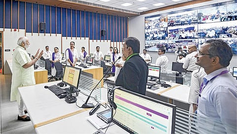 குஜராத் தலைநகர் காந்திநகரில் மாநில கல்வித் துறையின் தலைமை அலுவலகம் அமைந்துள்ளது. அங்கு நேற்று நடைபெற்ற கண்காட்சியை பிரதமர் நரேந்திர மோடி பார்வையிட்டார். தலைமை அலுவலகத்தில் பணியாற்றும் அலுவலர்களுடன் கலந்துரையாடினார். படம்: பிடிஐ