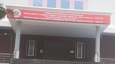 கரூர் மாவட்டவேளாண்மைக் கல்லூரி மற்றும் ஆராய்ச்சி நிலையம் செயல்படும் கரூர் மாநகராட்சி பன்நோக்குமையக்கட்டிடம். | படம்: க.ராதாகிருஷ்ணன்