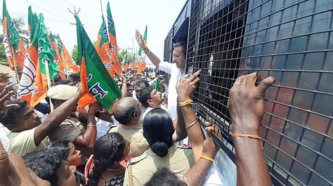 கரூரில் திமுக சுவர் விளம்பரம் அழிப்பு: கைதானவர்களை விடுவிடுக்கக் கோரி போராடிய பாஜகவினர் கைது