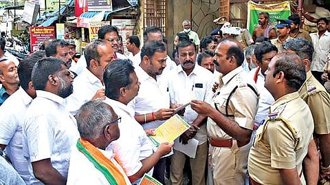 சேலம் செவ்வாய்பேட்டை தேவாங்கபுரம் வாசக சாலையில் உள்ள ரேஷன் கடையில் பிரதமர் மோடி உருவப்படத்துடன் கூடிய பேனரை வைக்க வந்த பாஜக-வினரை போலீஸார் தடுத்து நிறுத்தி பேச்சுவார்த்தை நடத்தினர்.படம்:எஸ்.குரு பிரசாத்
