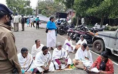 உதகையில் பழங்குடியின மாணவியிடம் அத்துமீறியதாக பள்ளி தலைமையாசிரியரை கைது செய்யக் கோரி தர்ணா