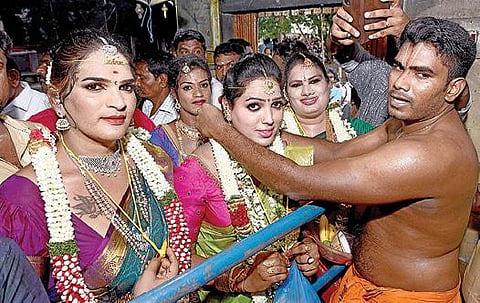 கூவாகம் கூத்தாண்டவர் கோயிலில் அரவானுக்காக தாலி கட்டிக் கொண்ட திருநங்கைகள். படம்: எம்.சாம்ராஜ்