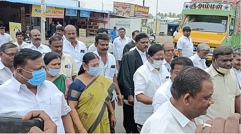 வேலைவாங்கித் தருவதாக கூறி மோசடி செய்த வழக்கில் ராசிபுரம் நீ்திமன்றத்தில் சரணடைந்த அதிமுக முன்னாள் அமைச்சர் சரோஜா.