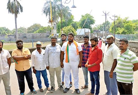 வேலூர் கோட்டை வளாகத்தில் நேற்று காவல் துறையினரால் தடுத்து நிறுத்தப்பட்ட பாஜகவினர்.