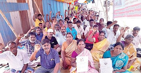 நொச்சிக்குப்பத்தில் கட்டப்பட்டு வரும் 1,188 குடியிருப்புகளை அப்பகுதி மீனவ மக்களுக்கு ஒதுக்க கோரி மயிலை நொச்சிக்குப்பம் மீனவ கிராம சபை சார்பில் நேற்று 3-வது நாளாக நடந்த உண்ணாவிரதம். படம்: க.பரத்