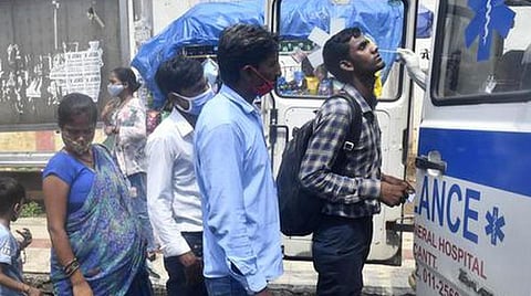 நாட்டில் மீண்டும் அதிகரிக்கும் கரோனா தொற்று - தமிழகத்தில் முகக் கவசம் கட்டாயம், டெல்லியில் அபராதம் விதிக்க முடிவு