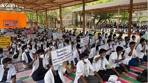 சிதம்பரம் ராஜா முத்தையா அரசு மருத்துவக்கல்லூரி மாணவர்கள் வகுப்புகளை புறக்கணித்து மருத்துவக்கல்லூரி வளாகத்தில் தொடர் போராட்டத்தில் ஈடுபட்டுள்ளனர்.