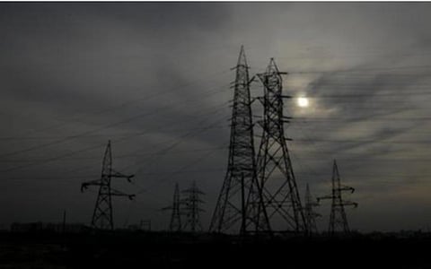 திருவள்ளூர் அருகே மின்வெட்டு காரணமாக துணை மின்நிலைய அலுவலகம் சூறை: ஊழியரை தாக்கிய 6 பேருக்கு போலீஸ் வலை வீச்சு