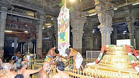 ரங்கம் ரங்கநாதர் கோயிலில் சித்திரை தேர்த்திருவிழாவையொட்டி நடைபெற்ற கொடியேற்றம். (உள்படம்) கொடியேற்ற நிகழ்ச்சியில் சிறப்பு அலங்காரத்தில் எழுந்தருளிய நம்பெருமாள்.