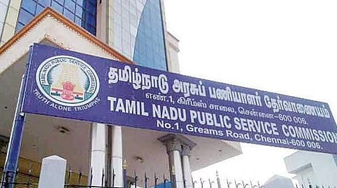 குரூப்-4 தேர்வு விண்ணப்பத்தில் இணைக்க தமிழ் வழியில் படித்ததற்கான சான்றிதழை பெற பள்ளிகளில் குவியும் தேர்வர்கள்