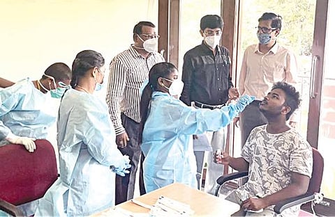 சென்னை ஐஐடியில் நேற்று மேற்கொள்ளப்பட்ட கரோனா பரிசோதனையை ஆய்வு செய்கிறார் சுகாதாரத் துறை செயலர் ஜெ.ராதாகிருஷ்ணன்.
