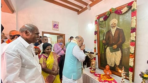 மத்திய உள்துறை அமைச்சர் அமித்ஷா, புதுவை பாரதி நினைவு இல்லத்தில் மகாகவி பாரதி படத்திற்கு மலர் தூவி அஞ்சலி செலுத்தினார். உடன் முதல்வர் ரங்கசாமி, ஆளுநர் தமிழிசை சவுந்தரராஜன்.