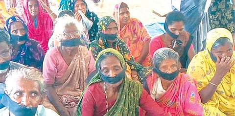 வாலிநோக்கம் ஊராட்சி கிராம சபைக் கூட்டத்தில் வாயில் கருப்புத்துணி கட்டி பங்கேற்ற மீனவர்கள், மீனவ பெண்கள்.