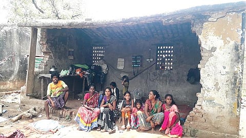 உளுந்தூர்பேட்டையில் சிதிலமடைந்த குடியிருப்பில் வசிக்கும் நரிக்குறவர் குடும்பத்தினர்.