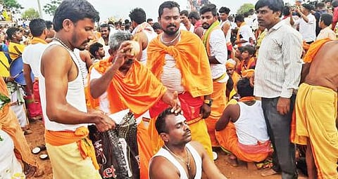 தேன்கனிக்கோட்டை அடுத்த பிக்கனப்பள்ளி சிக்கம்மா தொட்டம்மா கோயில் திருவிழாவில், தலையில் தேங்காய் உடைத்து நேர்த்திக்கடன் செலுத்திய பக்தர்.