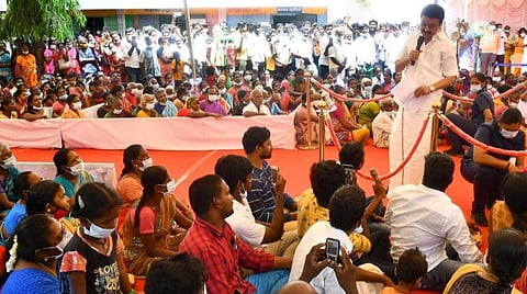 தேசிய ஊராட்சிகள் தினத்தை முன்னிட்டு, பெரும்புதூர் ஒன்றியம் செங்காடு ஊராட்சியில் நேற்று நடந்த சிறப்பு கிராம சபை கூட்டத்தில் கிராம மக்களிடம் கலந்துரையாடிய முதல்வர் ஸ்டாலின்.