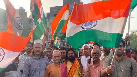 டெல்லி ஜஹாங்கிர்புரியில் இந்து, முஸ்லிம் மக்களின் ஒற்றுமையை பறைசாற்றிய மூவர்ணக் கொடி ஊர்வலம்
