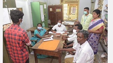 மாணவரிடம் விசாரணை செய்யும் கோட்டாட்சியர் பூங்கொடி | படங்கள் : வி. எம். மணிநாதன்