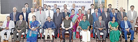 உதகை ராஜ்பவனில் நடைபெறும் பல்கலைக்கழகங்களின் துணைவேந்தர்கள் மாநாட்டில் ஆளுநர் ஆர்.என்.ரவி மற்றும் பல்கலைக்கழக மானியக் குழு தலைவர் எம்.ஜெகதீஷ்குமார் ஆகியோருடன் புகைப்படம் எடுத்துக்கொண்ட துணைவேந்தர்கள்.
