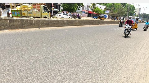 மதுரையில் மில்லிங் முடித்தபின் சாலைகள் போடுவதில் தாமதம்: இருசக்கர வாகன ஓட்டிகள் அவதி