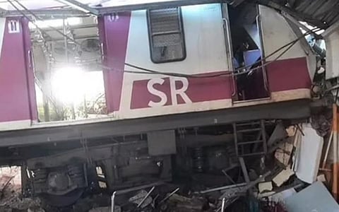 மின்சார ரயிலின் பிரேக்குக்கு பதிலாக ஆக்சிலேட்டரை இயக்கியதே விபத்துக்கு காரணம்: முதல்கட்ட விசாரணையில் தகவல்