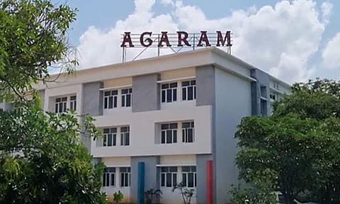 24 மணி நேரத்தில் 200 புத்தகங்களுக்கு மதிப்புரை: அகரம் பள்ளி மாணவர்கள் புதிய உலக சாதனை
