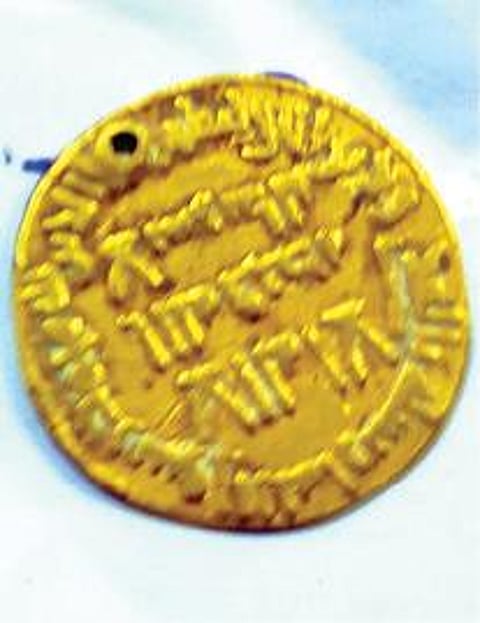 பொன்னமராவதி அருகே கிடைத்த தங்க நாணயம்.