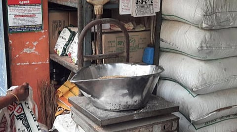 மதுரை ரேஷன் கடை பணியாளர்கள் பற்றாக்குறை: ஒரே விற்பனையாளருக்கு 2 கடைகளில் பணி