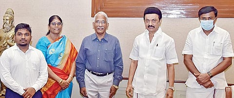 சட்டப்பேரவையில் நேற்று செய்தி மற்றும் விளம்பரத் துறை, எழுதுபொருள் மற்றும் அச்சத் துறைகளின் மானியக் கோரிக்கைகள் மீதான விவாதம் நடைபெறுவதற்கு முன்னதாக முதல்வர் மு.க.ஸ்டாலினை சந்தித்து வாழ்த்து பெற்றார் செய்தித் துறை அமைச்சர் மு.பெ.சாமிநாதன். உடன், துறைச் செயலர் மகேசன் காசிராஜன், இயக்குநர் வீ.ப.ஜெயசீலன், எழுதுபொருள் மற்றும் அச்சுத் துறை ஆணையர் ஏ.சுகந்தி.