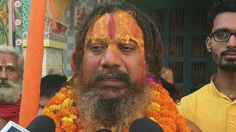 தாஜ்மகாலுக்கு வந்த அயோத்தி மடத்தின் துறவி: பிரம்மதண்டத்துடன் நுழைய அனுமதி மறுக்கப்பட்டதால் சர்ச்சை