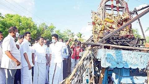 தஞ்சாவூரை அடுத்த களிமேடு பகுதியில் திருவிழாவின்போது மின்சாரம் தாக்கி தீப்பிடித்ததில் உருக்குலைந்துள்ள தேரை பார்வையிட்ட முதல்வர் மு.க.ஸ்டாலின். உடன், அமைச்சர்கள் கே.என்.நேரு, அன்பில் மகேஸ் பொய்யாமொழி.படம்: ஆர்.வெங்கடேஷ்