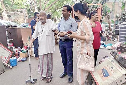 வீட்டிலிருந்து கைத்தாங்கலாக அழைத்து வரப்படும் 90 வயது ஒடிசி நடனக் கலைஞர் குரு மாயாதர் ராவத்.