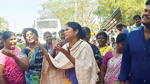 திருவண்ணாமலை ஆட்சியர் அலுவலக நுழைவு வாயில் முன்பு நீதி கேட்டு கதறி அழுத தங்கமணியின் உறவினர்கள்.