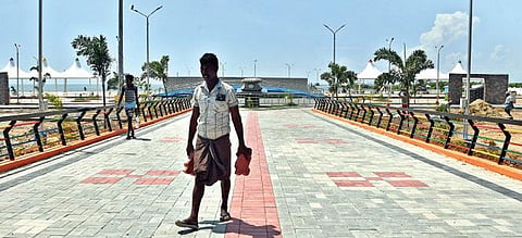 பல்வேறு வசதிகளுடன் புதுப்பொலிவு பெற்று காணப்படும் முத்துநகர்கடற்கரை பூங்கா. படங்கள்: என்.ராஜேஷ்
