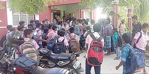 சாணார்பட்டி காவல் நிலையத்தை முற்றுகையிட்ட பள்ளி மாணவர்கள்.