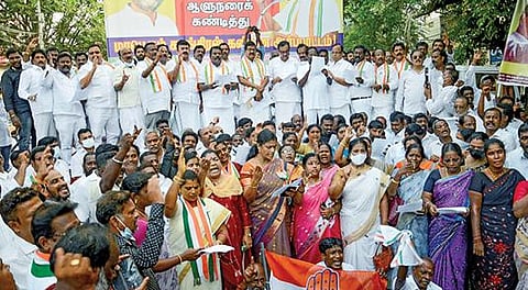 தமிழக சட்டப்பேரவையில் நிறைவேற்றிய நீட் உள்ளிட்ட 13 மசோதாக்களை குடியரசுத் தலைவரின் ஒப்புதலுக்கு அனுப்பாமல் ஆளுநர் ஆர்.என்.ரவி முடக்கி வைத்திருப்பதைக் கண்டித்து தமிழ்நாடு காங்கிரஸ் சார்பில், ஆளுநர் மாளிகையை முற்றுகையிடும் போராட்டம், கட்சியின் மாநிலத் தலைவர் கே.எஸ்.அழகிரி தலைமையில், சென்னை சின்னமலையில் நேற்று நடைபெற்றது.படம்: பு.க.பிரவீன்