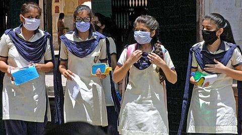 10-ம் வகுப்பு வினாத் தாள்கள் ஆந்திராவில் 2-வது நாளாக கசிவு