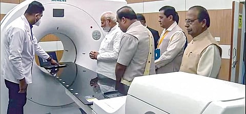 அசாம் மாநிலம் திப்ருகரில் புற்றுநோய் மருத்துவமனையை பிரதமர் நரேந்திர மோடி நேற்று தொடங்கி வைத்து பார்வையிட்டார். அசாம் முதல்வர் ஹிமந்த பிஸ்வ சர்மா உடன் உள்ளார்.படம்: பிடிஐ