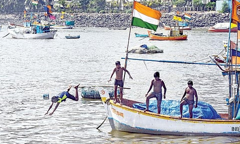 வெயிலின் தாக்கத்தைச் சமாளிக்க மகாராஷ்டிர மாநிலம் மும்பை பந்த்வார் பார்க் பகுதியிலுள்ள அரபிக் கடலில் நேற்று குளித்து மகிழும் சிறுவர்கள்.படம்: பிடிஐ